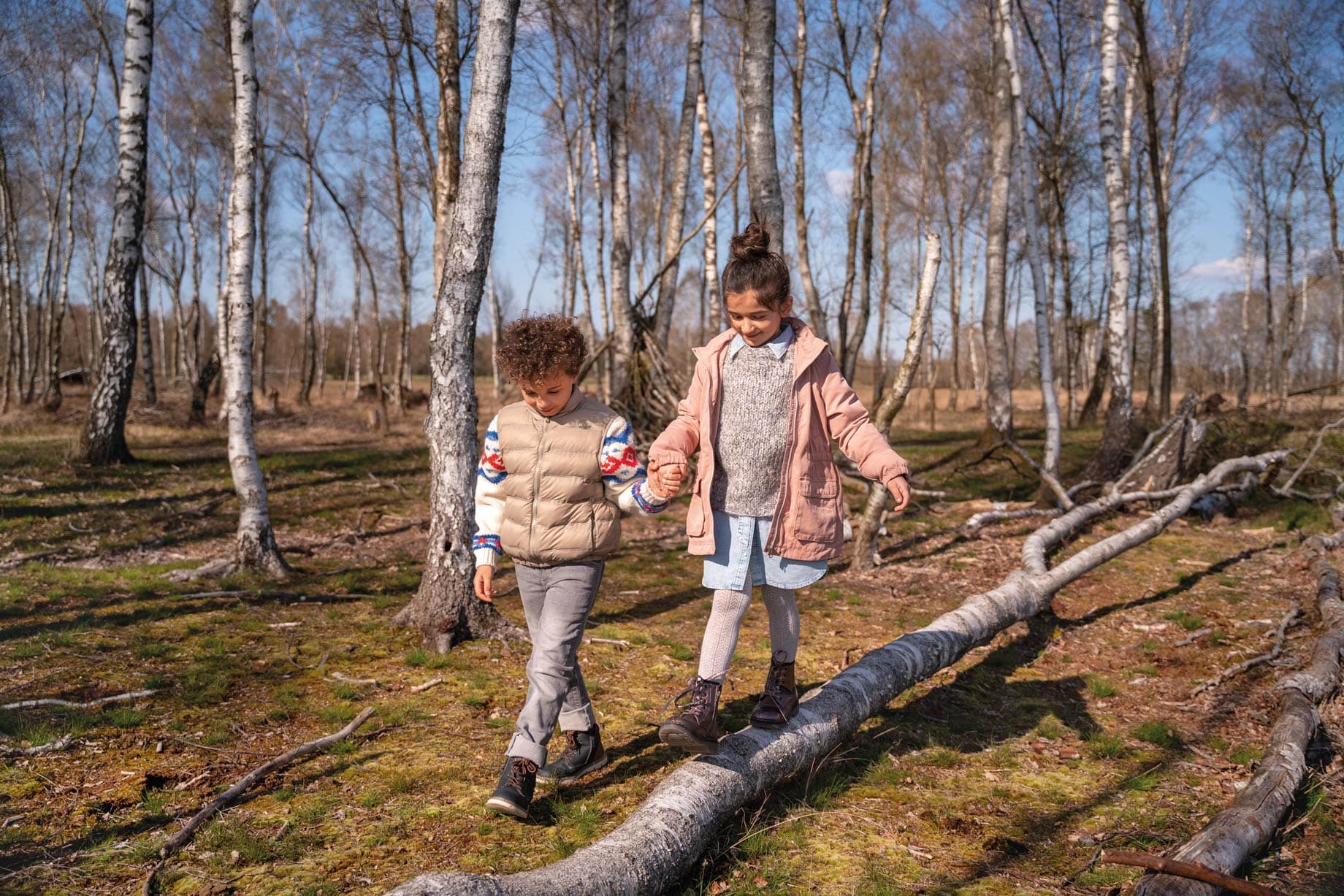 Kinder spazieren durch die Natur und tragen neue Schuhe